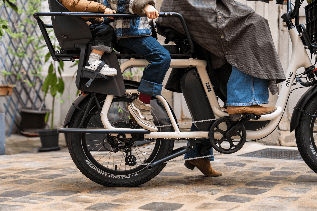 Siège bébé, pluie, visibilité : équiper son vélo cargo pour la famille - Ritmic
